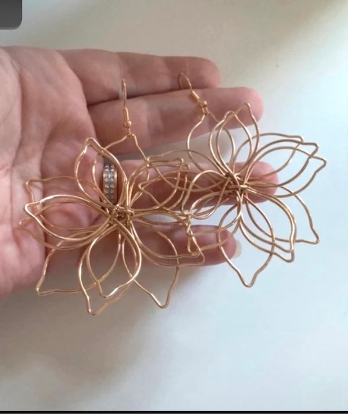 Boucles d’oreilles pendantes NEUVES pour femme forme de fleurs 🌼 couleur doré - photo numéro 3