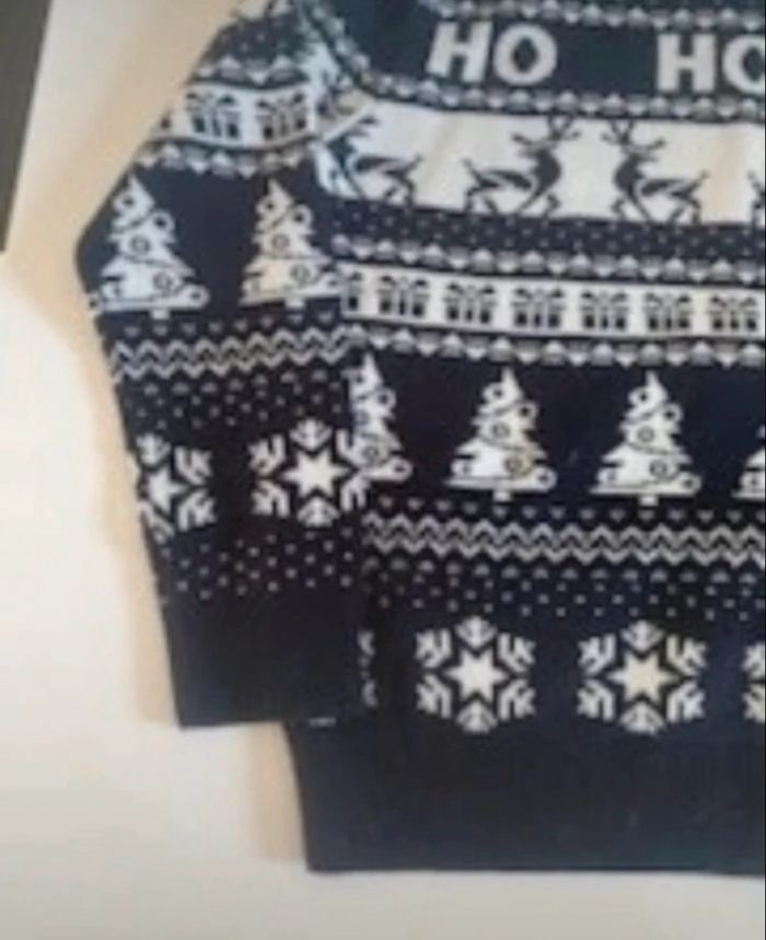 Pulls TRES BON ÉTAT pour garçon taille 7/8 ans couleurs noir et blanc thème de Noël 🦌 - photo numéro 2