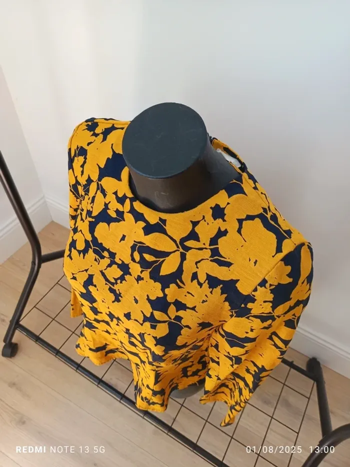 Magnifique haut noir et jaune h&M taille 44 - photo numéro 3