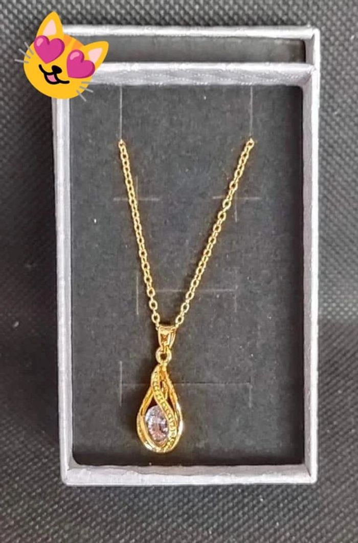 Collier doré goutte pierre