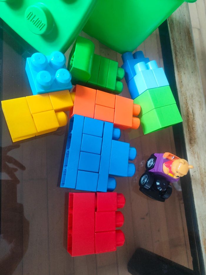 Seau plein de Blocs de constructions - photo numéro 4