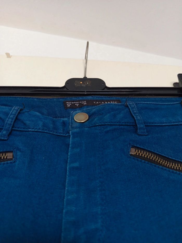 Jean bleu Zara basic en taille M avec trois petites tirettes pour une touche original - photo numéro 5