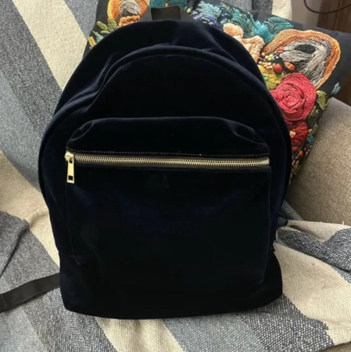 Sandro magnifique sac en velours noir bleuté