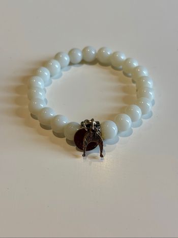 Bracelet perles blanches avec charms argentés