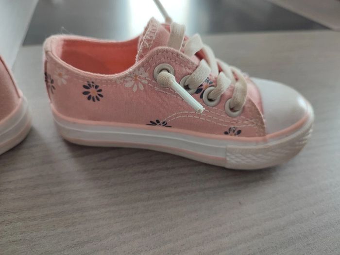 Baskets en toile taille 22 - photo numéro 4