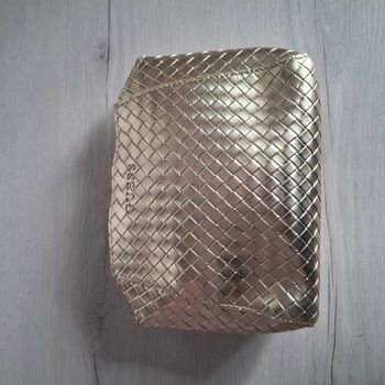 Pochette doré Guess style matelassé avec inscription en relief