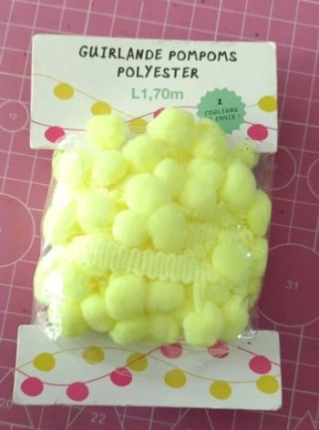 Guirlande pompoms couture