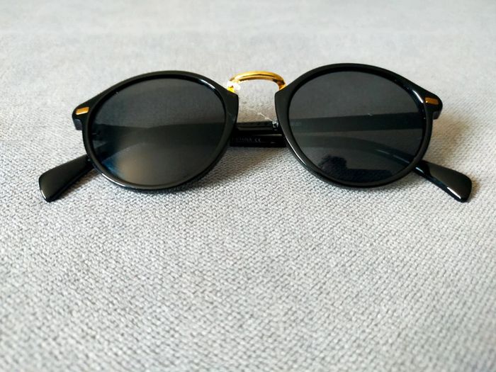 Lunettes de soleil rondes noires & doré – Neuves