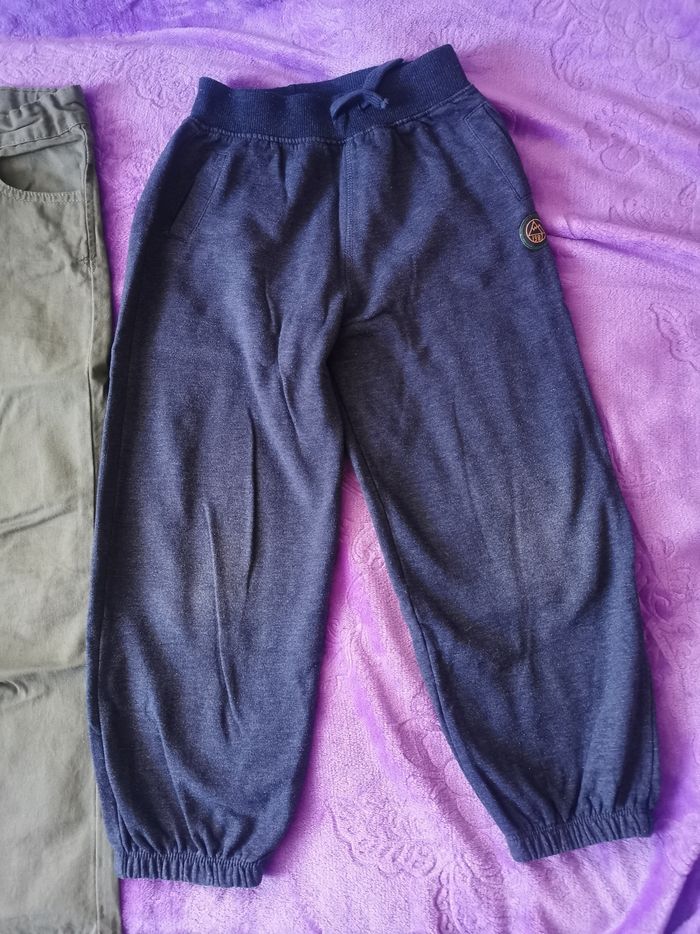 Lot 2 jeans et 1 bas de survêtement 7/8ans - photo numéro 4