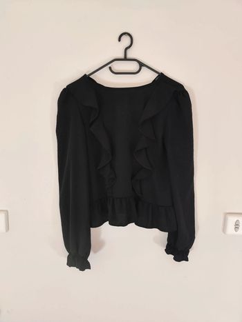 Blouse noire ras de cou froufrous