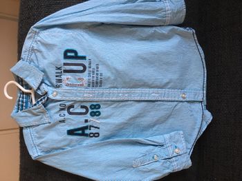 Chemise NKY à manches longues, taille 4 ans / 104 cm, en excellent état.