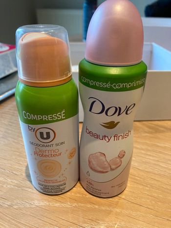 Deux déodorants compressés