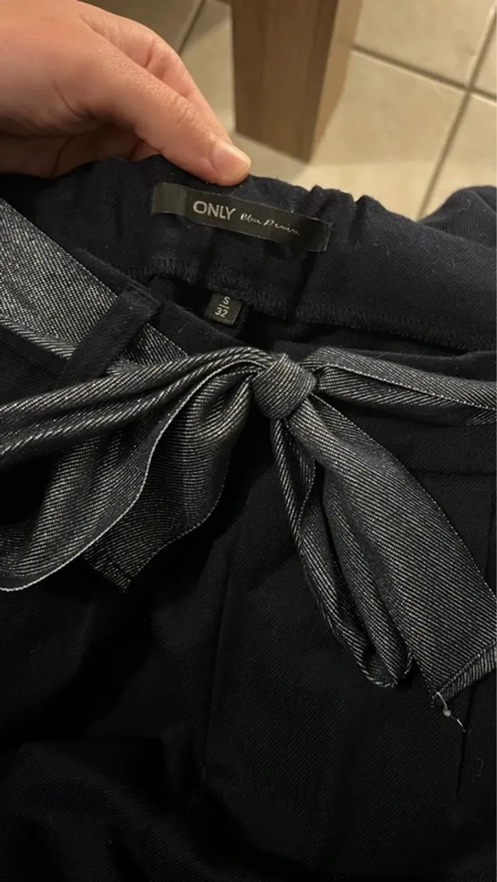 Pantalon avec ceinture argentée brillante - photo numéro 2