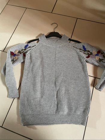 Pull grus épaule dénudée