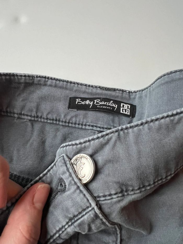 Petite jupe grise - photo numéro 2