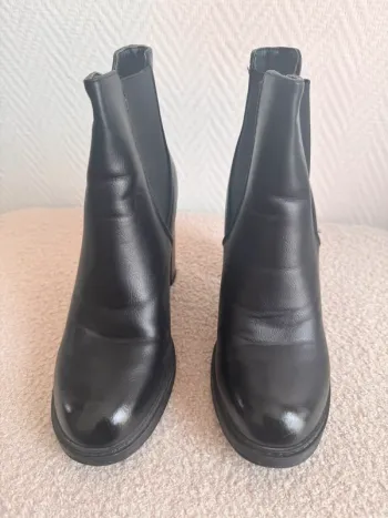 Bottine à talons noirs