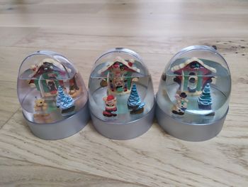 Lot de 3 boules de neige lumineuse châlet.