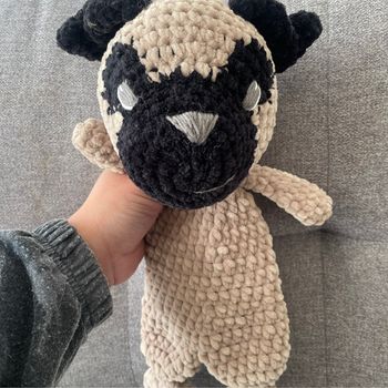 Peluche crochet snuggler chien