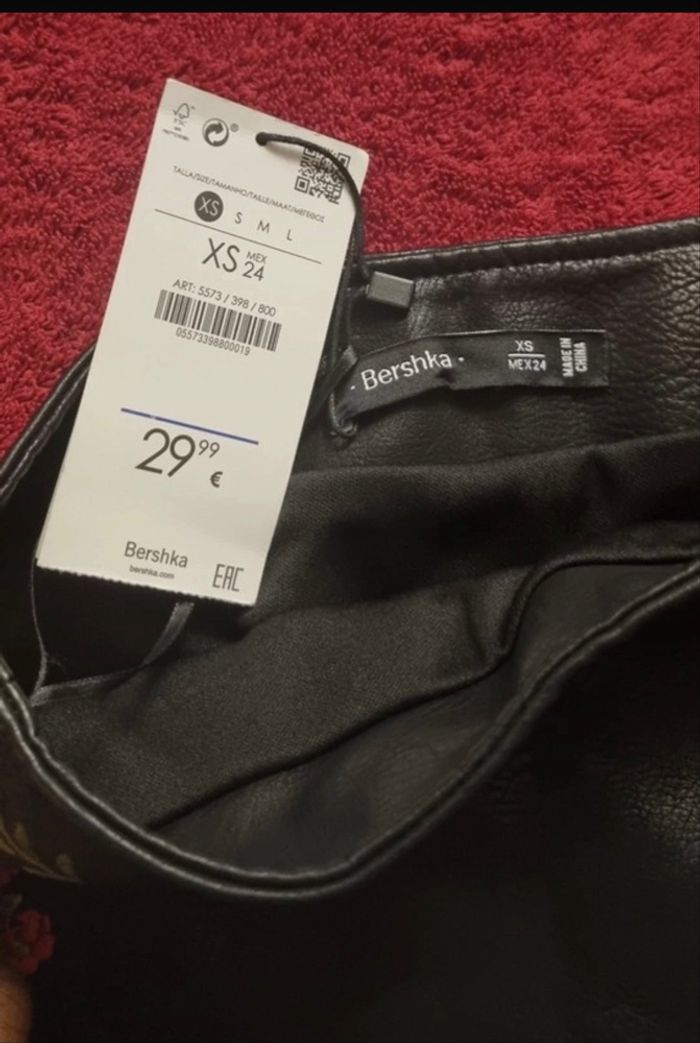 Jupe en cuir et motifs fleurs brodés - photo numéro 2