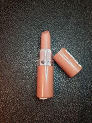 Rouge à lèvres Essence introuvable 63