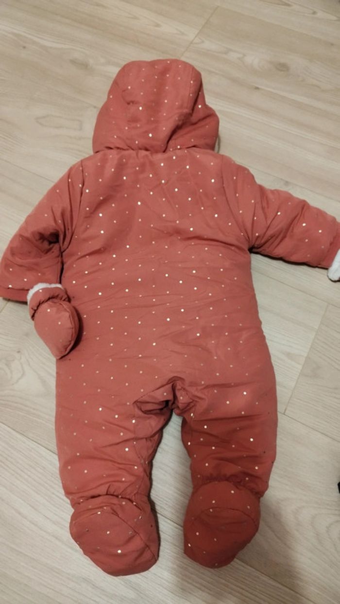 Combinaison bébé fille 6 mois. chaude et très pratique .gants intégrés. Neuve sans étiquette - photo numéro 4