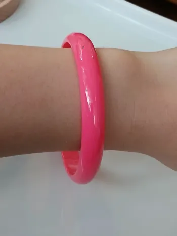 Bracelet jonc rose fluorescent  – look coloré ,rétro vintage