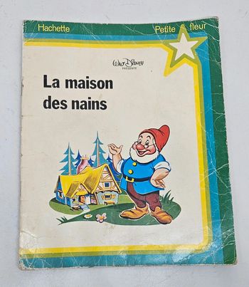 "La maison des nains".
Walt Disney.
Hachette.
Petite fleur.
12 pages.
ISBN : 2.01.005637.X