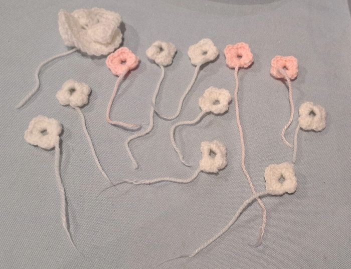 12 fleurs au crochet à coudre