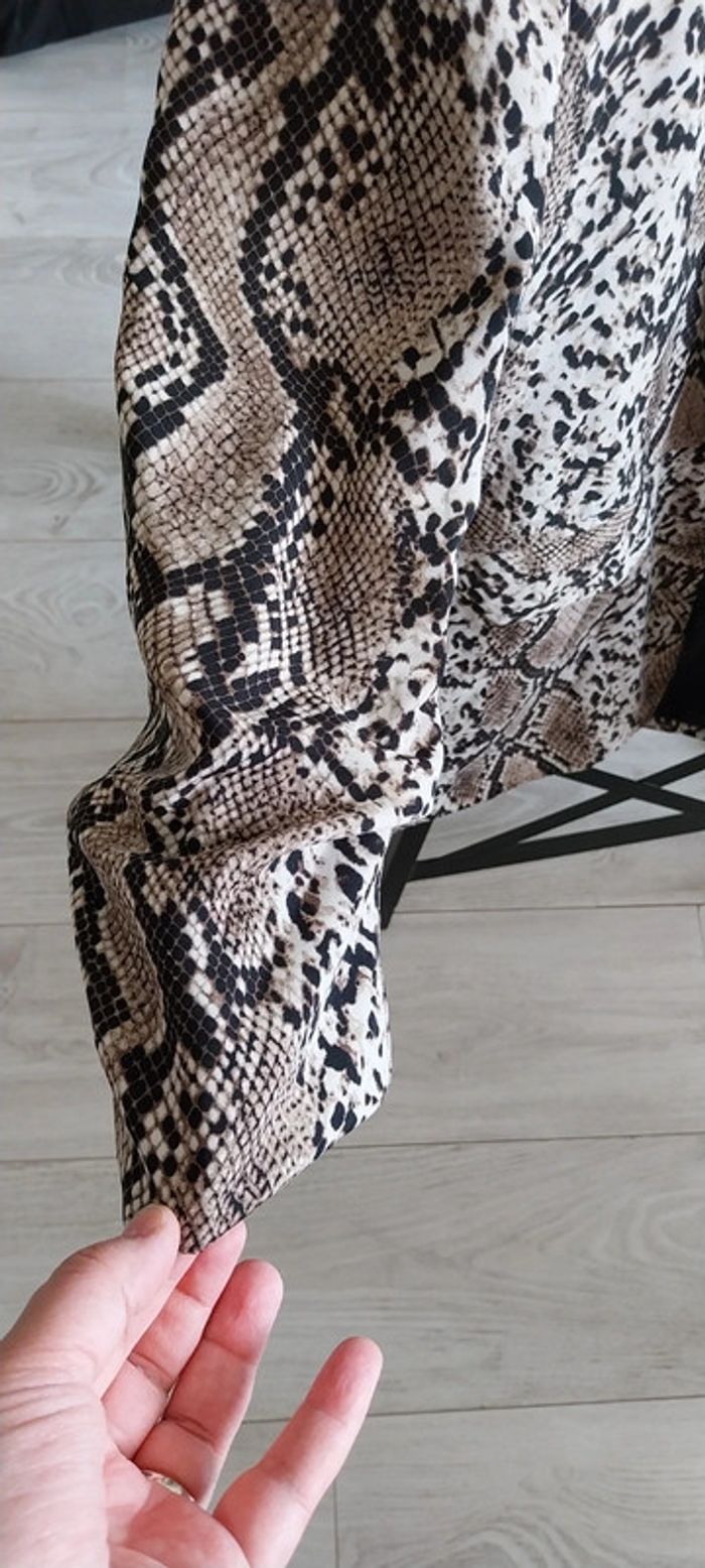 Joli blazer Kiabi neuf jamais porté taille 44. Motifs python.  Porté ouvert. - photo numéro 3