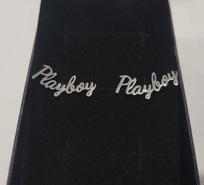 BOUCLES D'OREILLES CLOU INSCRIPTION PLAYBOY ARGENTE AVEC BOITE ! NEUF ! - photo numéro 2