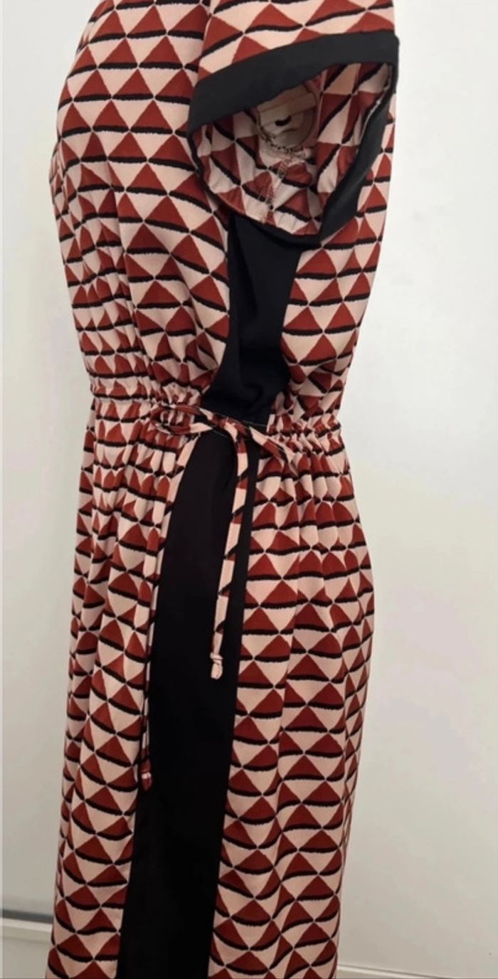 Robe droite imprimé graphique beige bordeaux noir à ceinturer Scotch and Soda - photo numéro 4