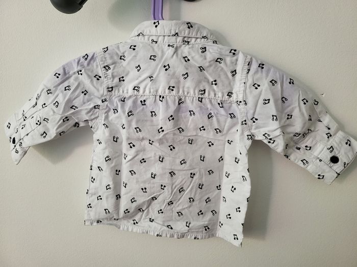 Chemise manches longues Chemise manches longues blanche avec des notes de musique noire, taille 6 mois, en très bon état. - photo numéro 3