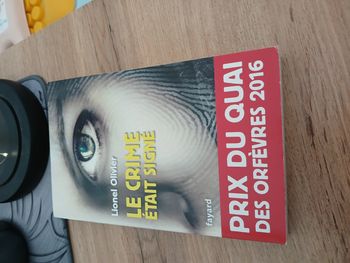 LIVRE LE CRIME ETAIT SIGNE DE LIONEL OLIVIER *