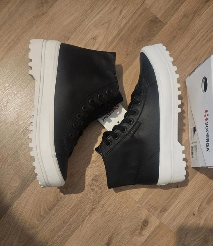 Bottines Superga en cuir noires neuves jamais portées dans leur boîte d'origine taille 38 - photo numéro 4
