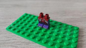 Hanches et jambes violet foncé avec chaîne argentée 6102346 pièce détachée Lego #C06