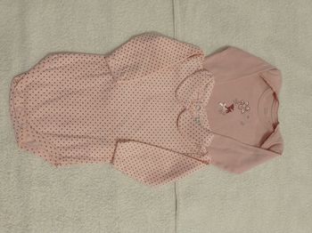 De magnifique body manches longues couleur rose dont un avec colle voir photos taille 6 mois 67 cm voir photos body super jolie