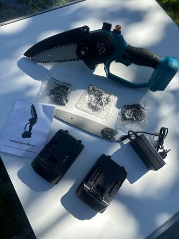 Mini tronçonneuse sans fil 6 pouces + 2 batteries + 3 chaînes