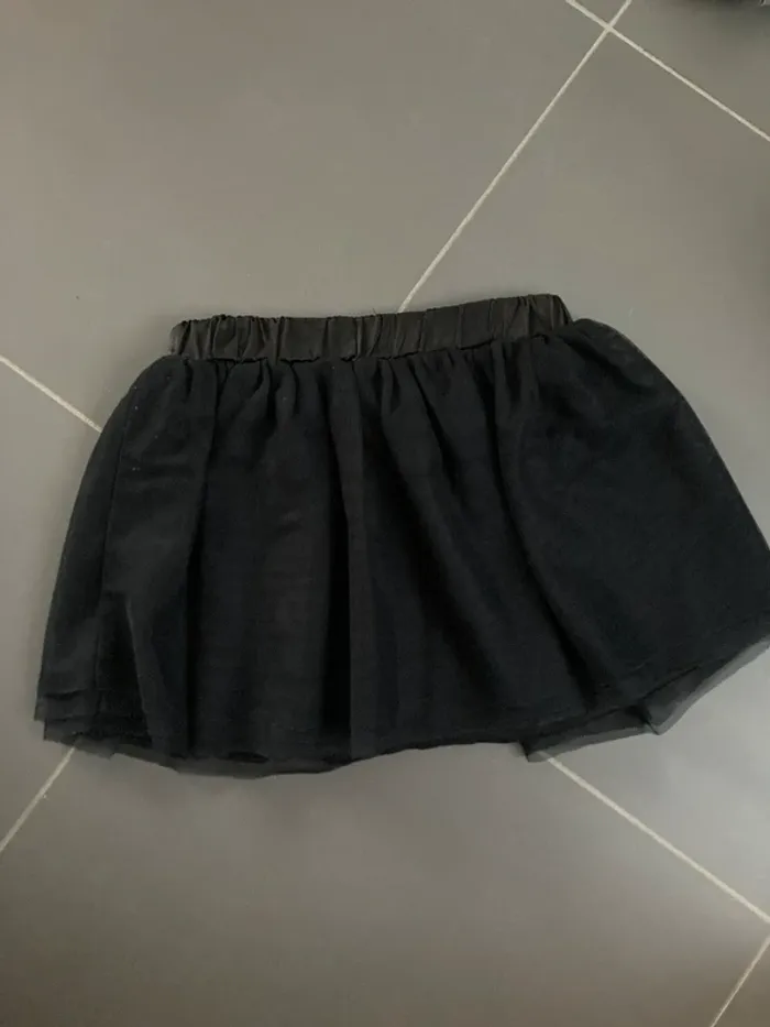 Jupe noir 8 ans en très bon état