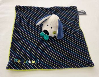 Doudou chien carré plat magichien bleu rayé/ vert - Orchestra