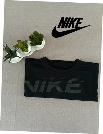 TEE shirt Nike noir loose fit taille S en très bon état