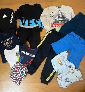 Lot de vêtements (pull, pyjama, pantalon, short, t-shirt manches longues)