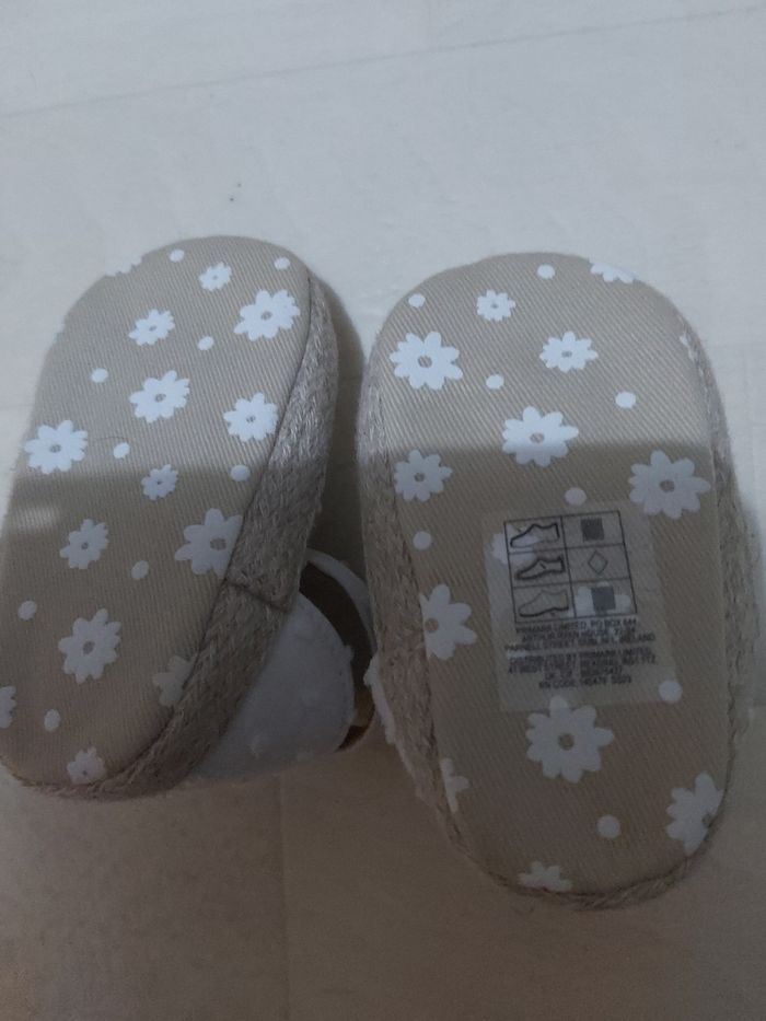 Paire chaussures bébé blanches neuves Primark - photo numéro 2