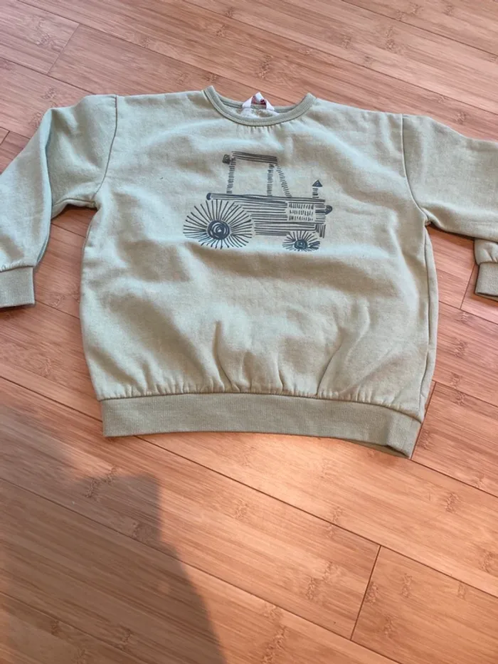 8 ans - Sweat molleton couleur kaki clair avec un motif à relief d'un tracteur