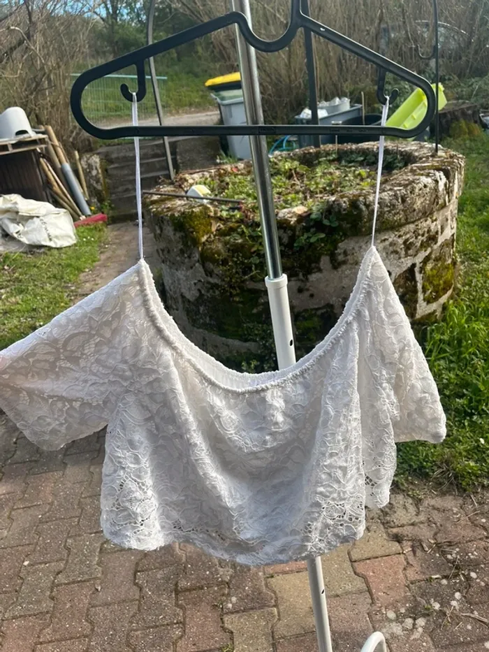 Top court en dentelle blanc épaule dénudée - photo numéro 2