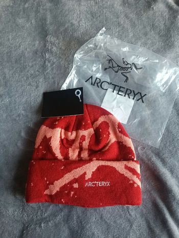 Bonnet Arc'teryx rouge