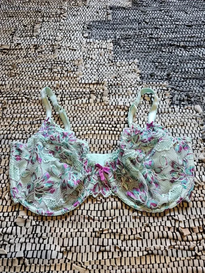 Soutien-gorge neuf RougeGorge 100E dentelle florale pastel