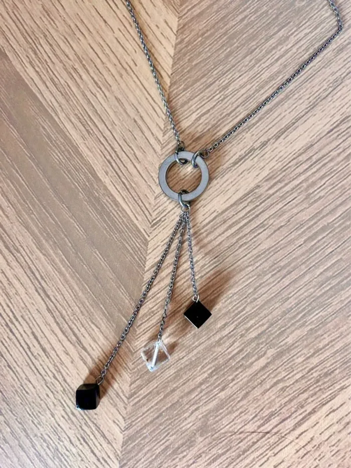 Collier chaîne argenté avec pendentif perles noires et transparentes - photo numéro 4