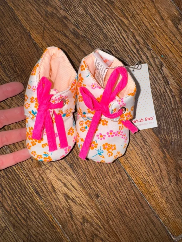 chaussons bébé Petit Pan taille unique neufs