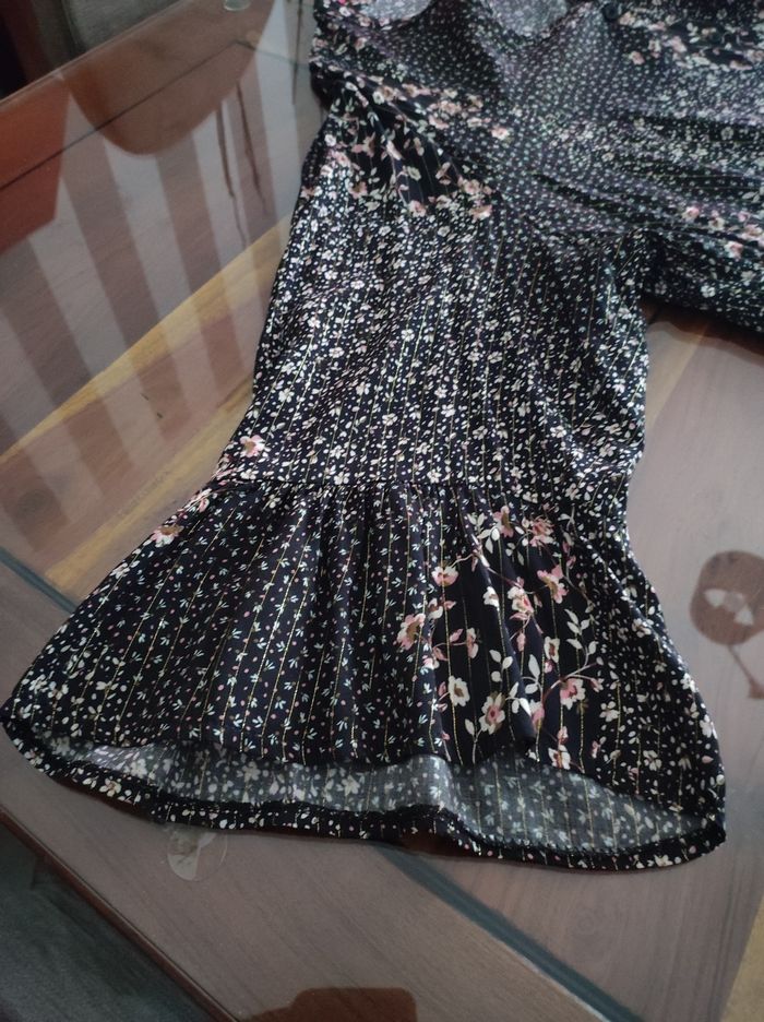 Robe évasée fluide boutonnée à volants, noir, fleurs roses et blanches, avec fils dorés "Paprika" - photo numéro 9