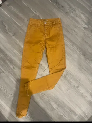 Jean avec broderie en bas de jambe moutarde